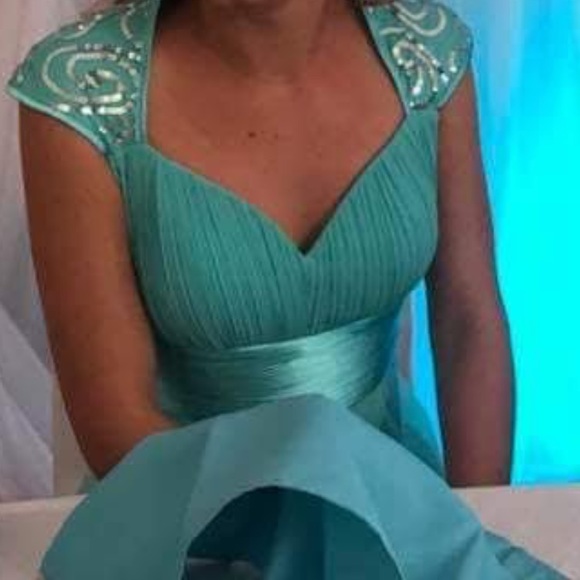 Beautiful formal dress - Picture 2 of 6